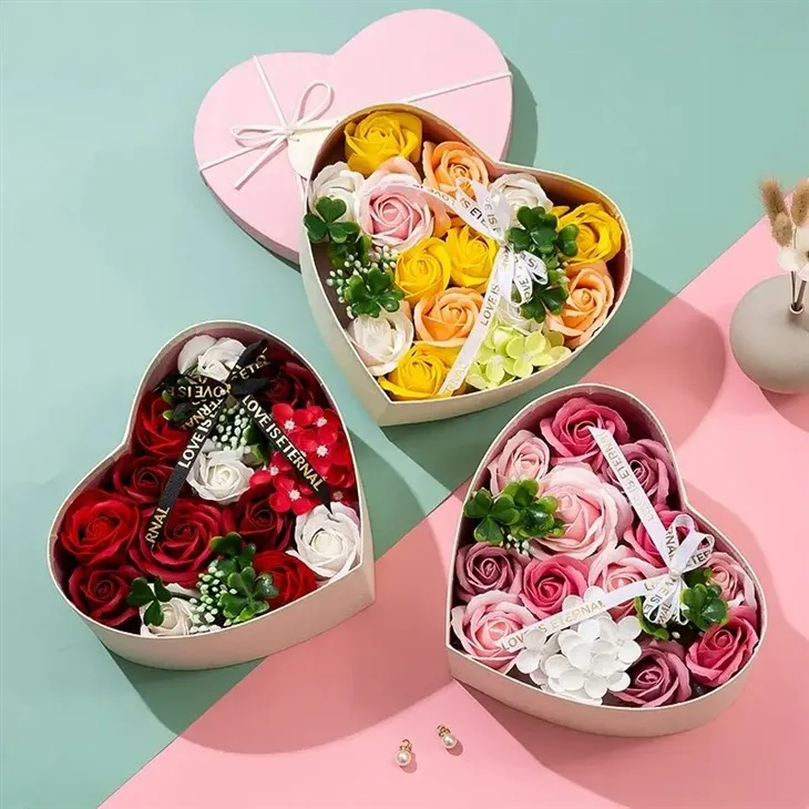 Coffrets cadeaux roses préservées en forme de coeur