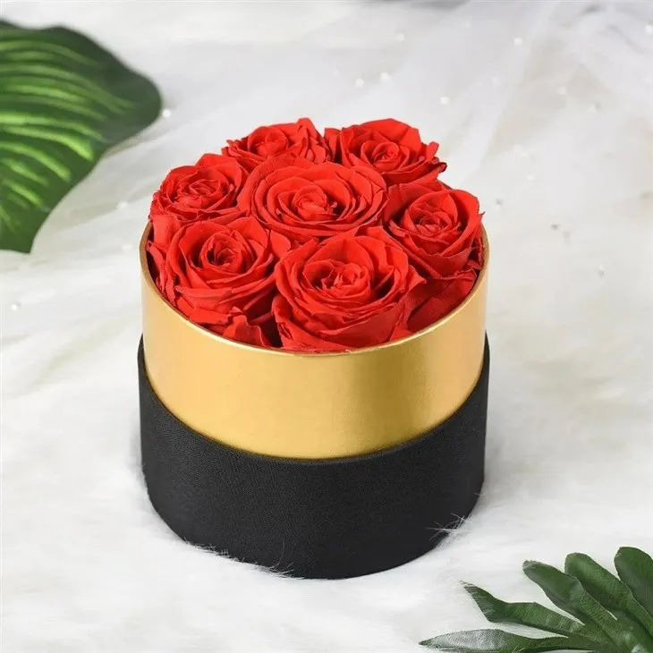 Coffrets cadeaux roses préservées par cylindre noir