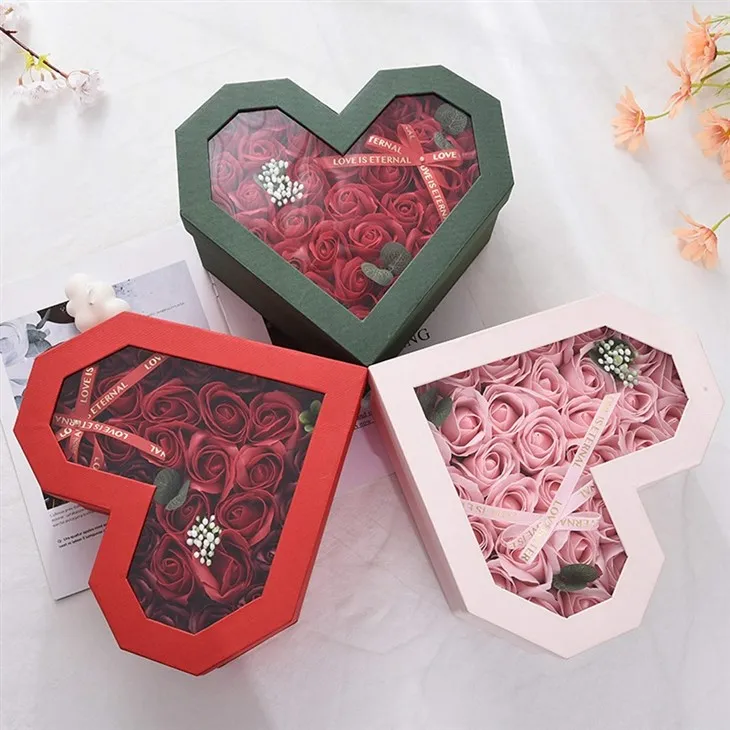Coffrets cadeaux en carton en forme de cœur avec roses