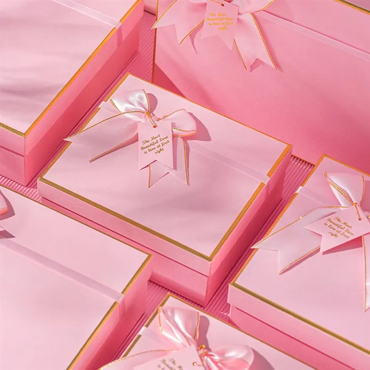 Coffrets cadeaux roses en carton avec couvercles