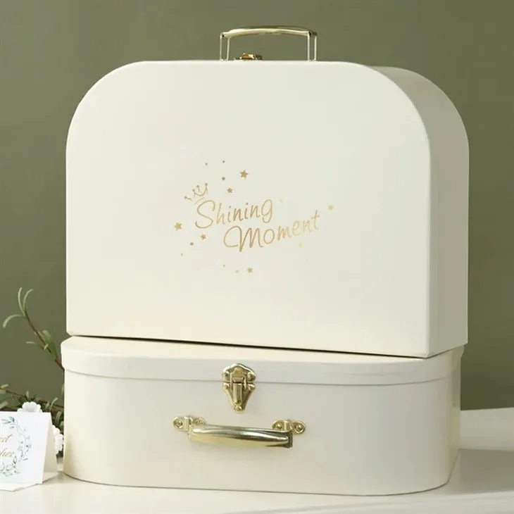 Coffret cadeau pour vêtements de nouveau-né en carton