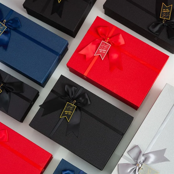 Coffrets cadeaux en carton coloré avec couvercles