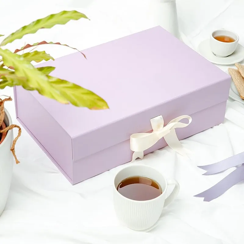 Boîte pliante avec ruban