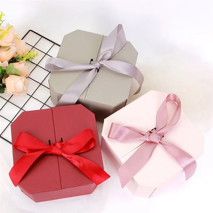 Coffret cadeau octogonal avec fermeture à ruban