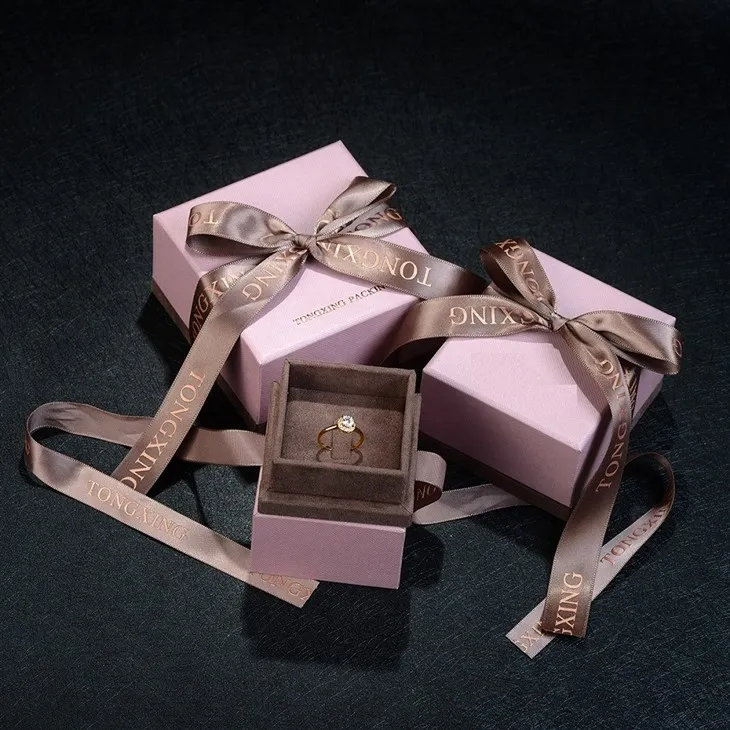Coffret à bijoux rose avec couvercle