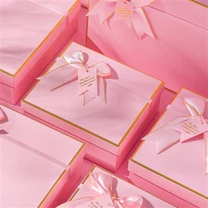 Coffrets cadeaux roses en carton avec couvercles