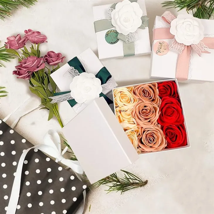 Coffrets cadeaux carrés blancs avec couvercles