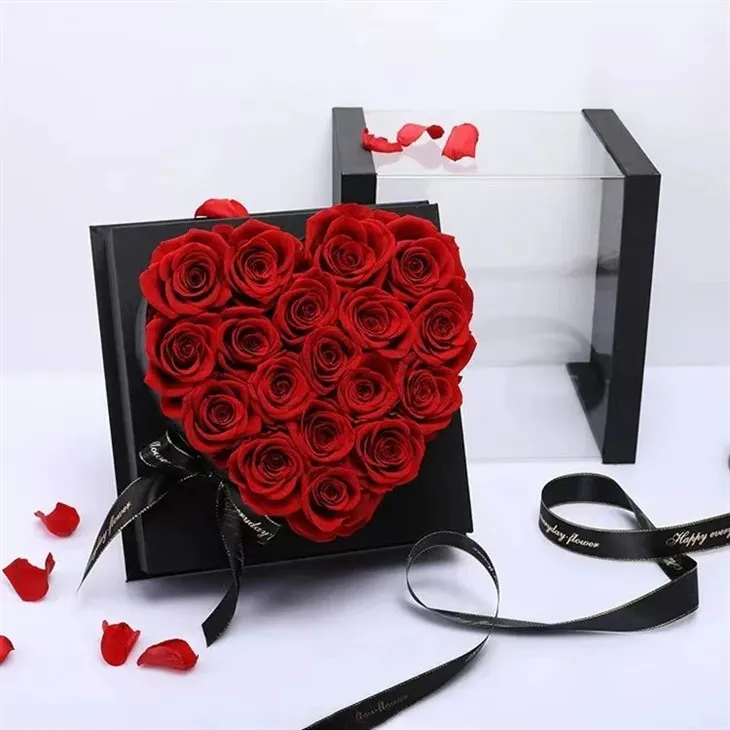 Coffret cadeau carré en forme de cœur avec roses