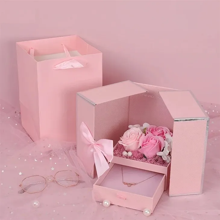 Coffret cadeau créatif avec tiroir et roses immortelles