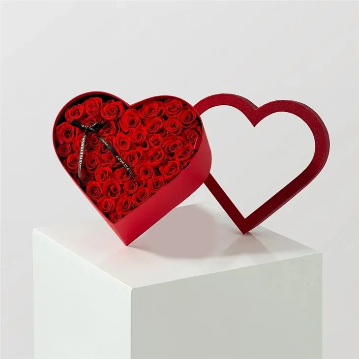 Coffret cadeau de luxe en forme de cœur avec roses