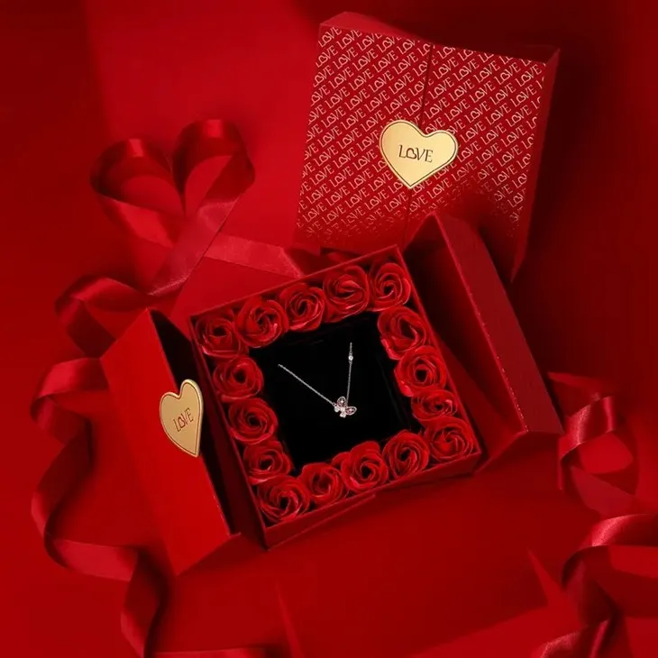 Coffret cadeau de bijoux avec rose romantique rouge