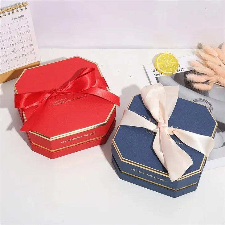 Coffrets cadeaux polygonaux avec fermetures à ruban